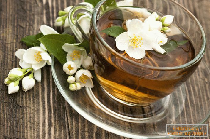 La storia della popolarità del tè con il gelsomino è associata ai guaritori cinesi che sostenevano che il gelsomino ha le proprietà di un afrodisiaco, aiutando le donne a diventare desiderabili. 