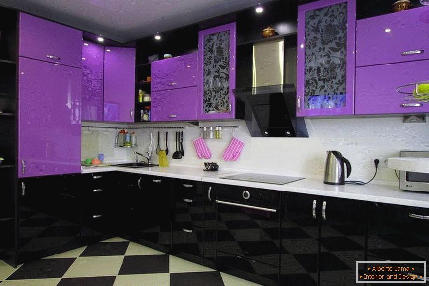 Cucina lucida nera e viola