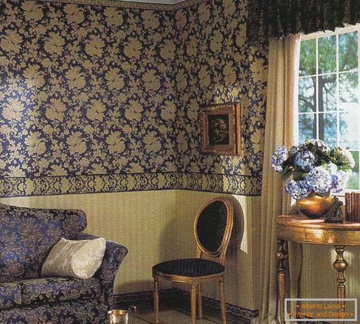 Blu scuro nel soggiorno barocco. Il motivo sullo sfondo riecheggia l'ornamento sulla tappezzeria del divano.