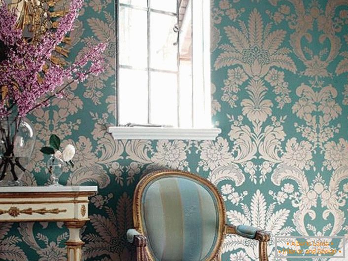 Colori blu delicati con motivi di colore oro. Mobili con maniglie intagliate, specchi bordati sono realizzati nelle migliori tradizioni di stile barocco.