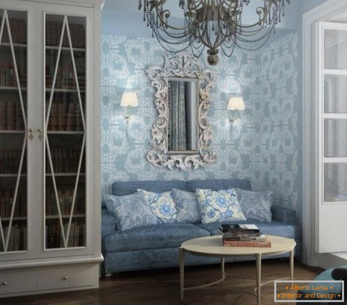 Camera degli ospiti nei toni del blu. La decorazione murale viene selezionata in base alle esigenze dello stile barocco.