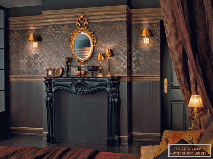 Carta da parati marrone scuro per la camera da letto in stile barocco. Il pannello su tutta la parete è decorato con motivi dorati simmetrici.