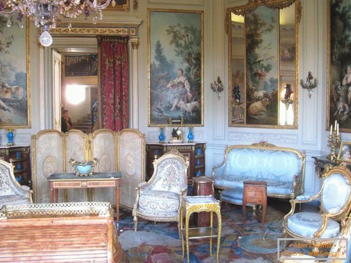 Carte da parati, imitando dipinti antichi, in una camera per gli ospiti in stile barocco. 