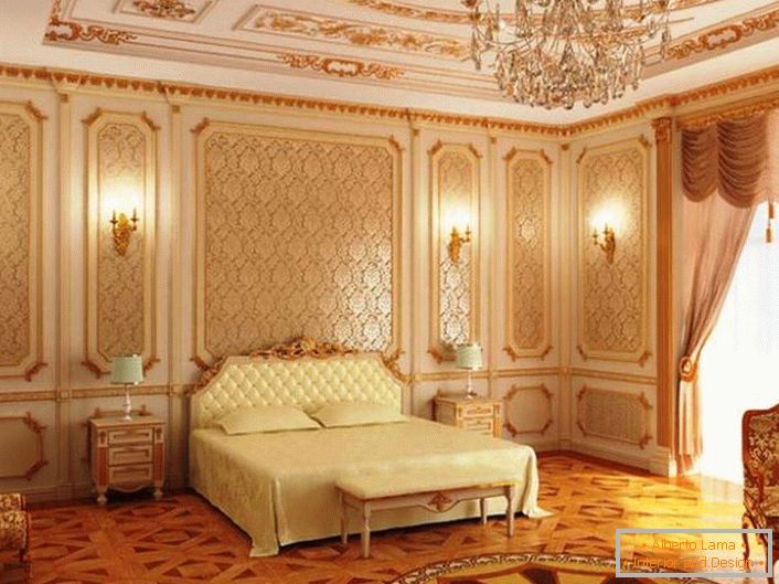 I motivi dorati si adattano perfettamente alla composizione complessiva dello stile barocco. Una camera da letto elegante per una coppia.