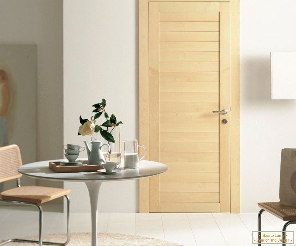 Interni leggeri con una porta in legno chiaro