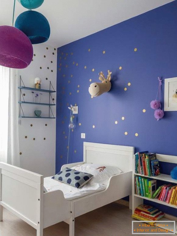 Colore blu delle pareti nella camera dei bambini con decorazioni lilla