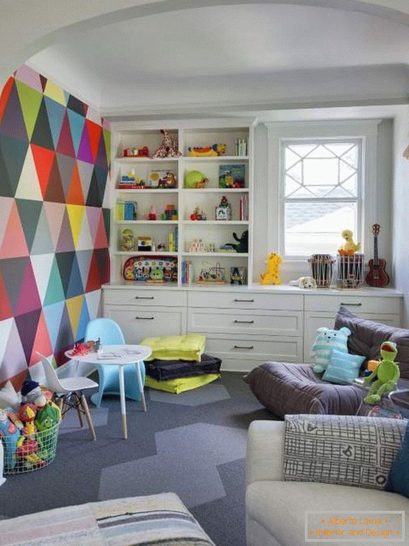 Design colorato della camera dei bambini con colori vivaci