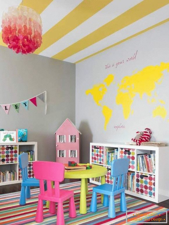 La combinazione di colori brillanti nella stanza dei bambini