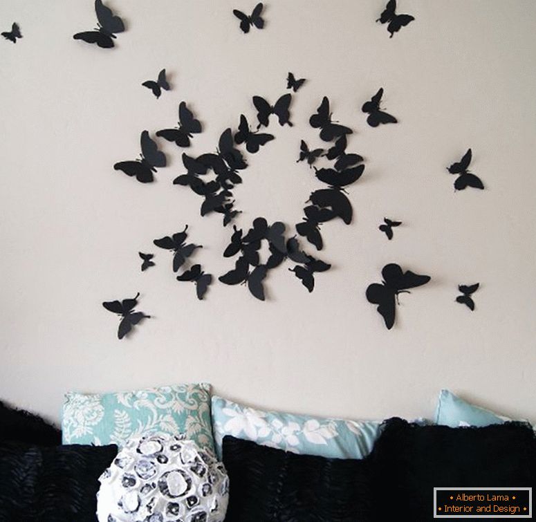 Farfalle fatte di cartone sopra il divano