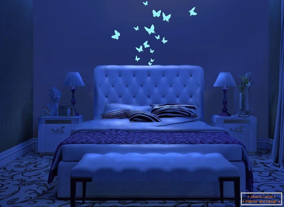 Farfalle incandescenti all'interno della camera da letto