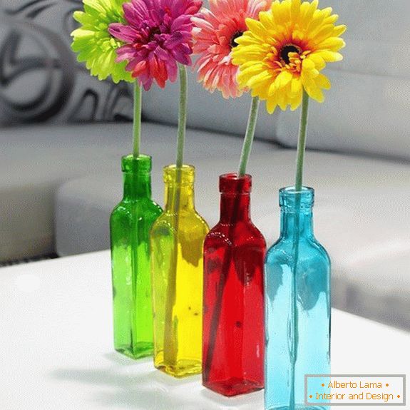 Bottiglie per fiori dal vetro colorato