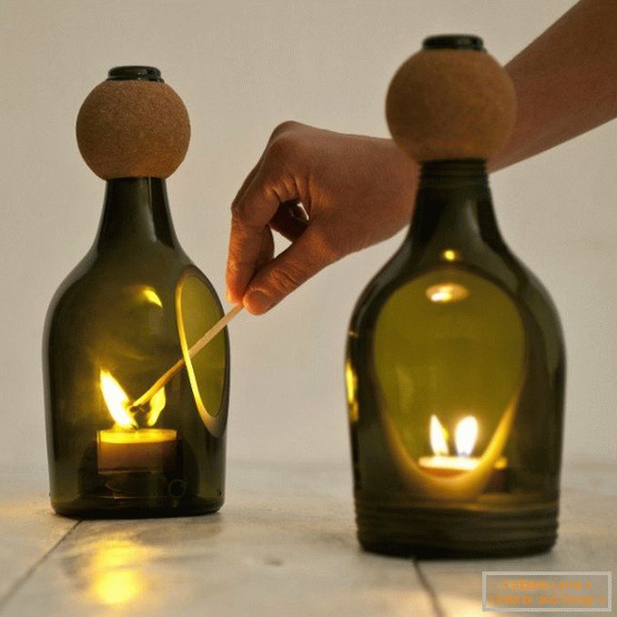 Luce di candela dalle bottiglie