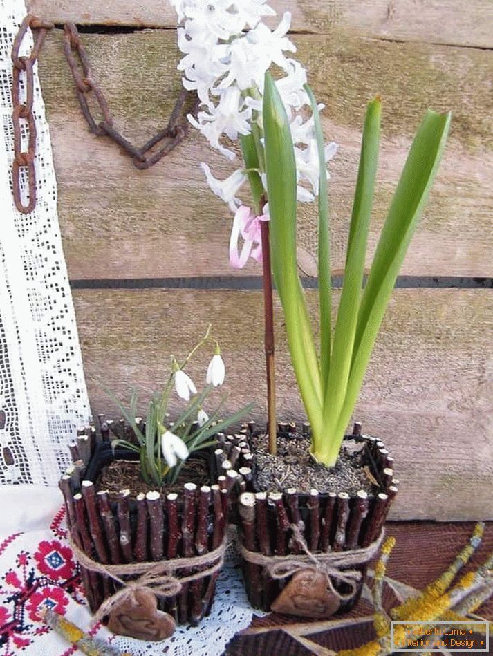 Vaso di fiori decorato con rami di betulla