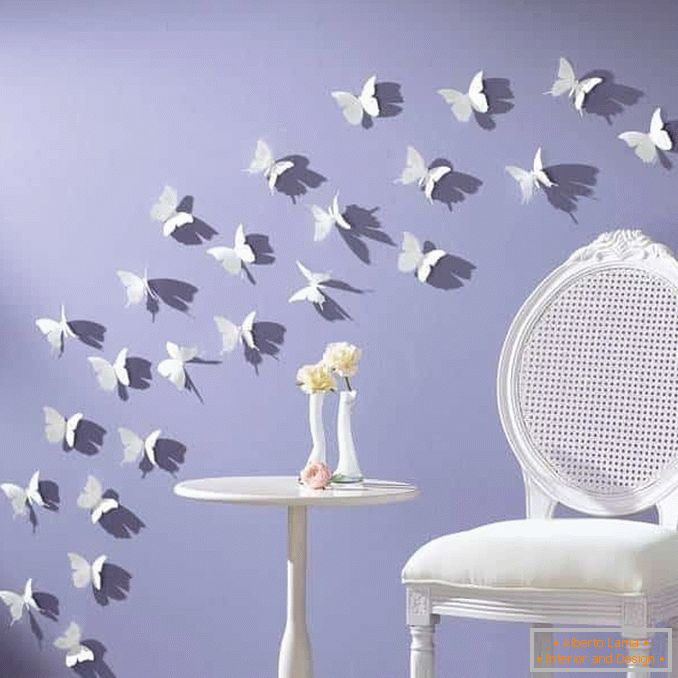 Farfalle bianche sul muro