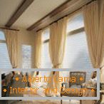 Tende e persiane alle finestre del soggiorno