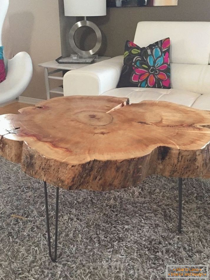 Grande tavolino realizzato in legno naturale
