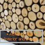 Appendiabiti decorato con tronchi rotondi di legno