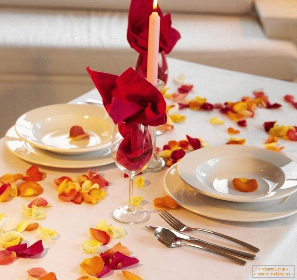 Semplice decorazione del tavolo con petali di rosa