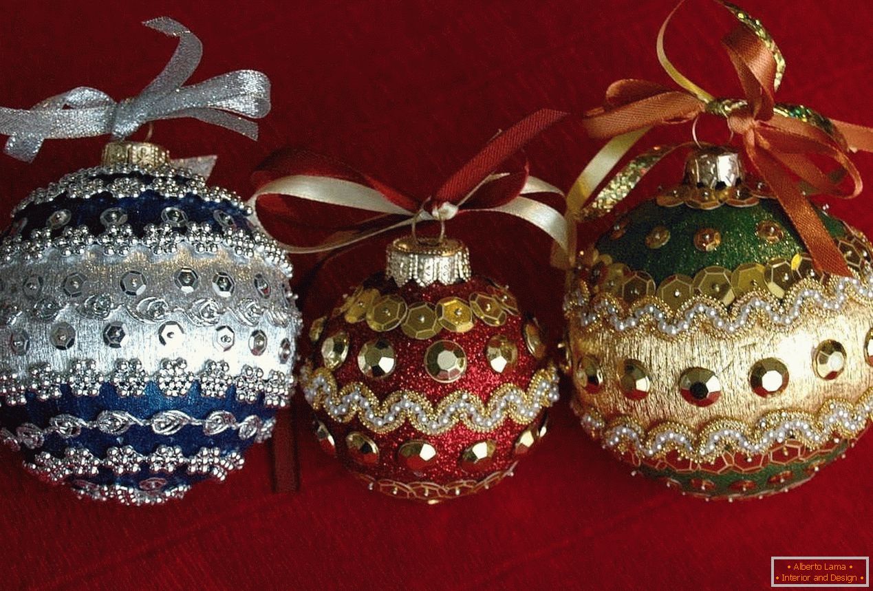 Palle di Natale decorate con perline