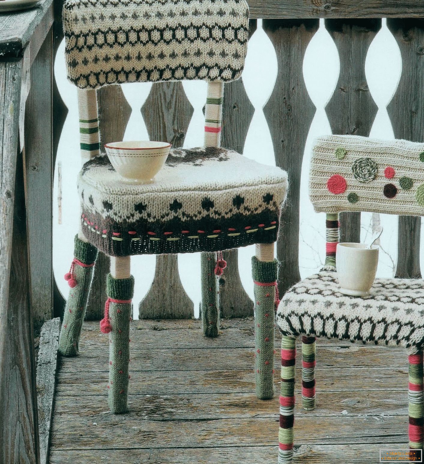 Sedia con rivestimento a maglia sul sedile, schienale e gambe