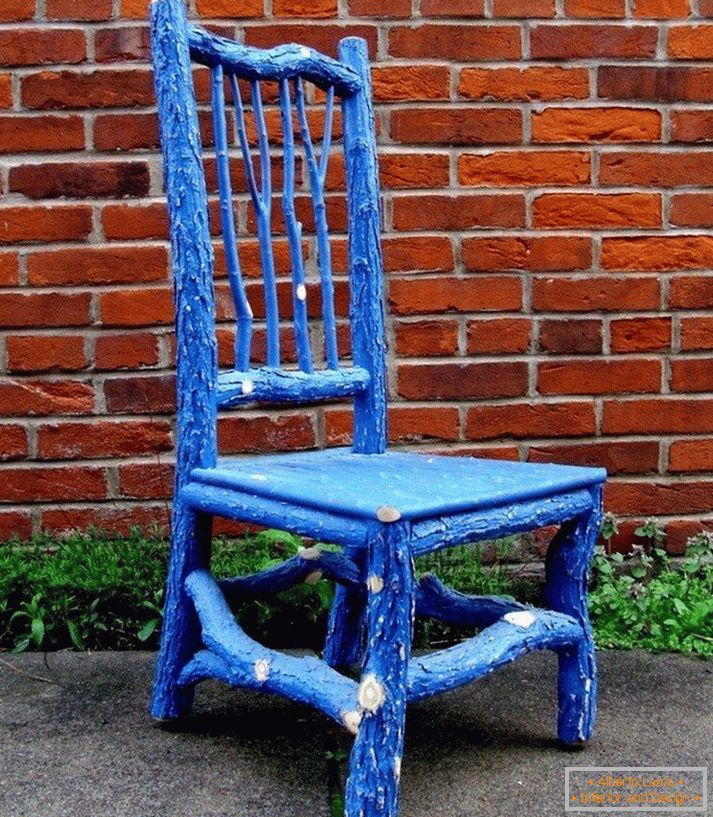 Decorazione di una vecchia sedia con rami