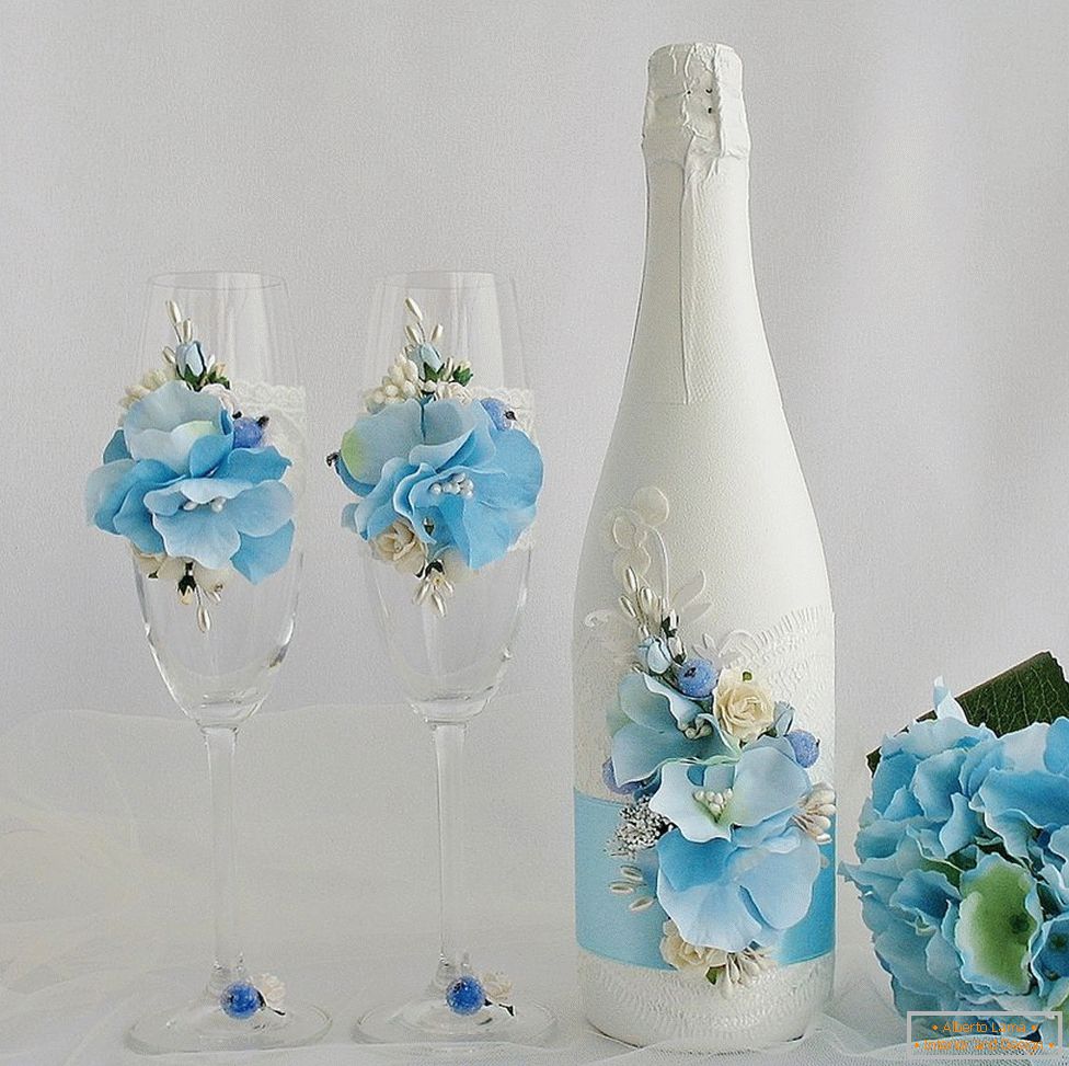 Decorazione di bicchieri da sposa e bottiglie con fiori