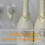 Ornamenti con lo stesso design su bottiglie e bicchieri