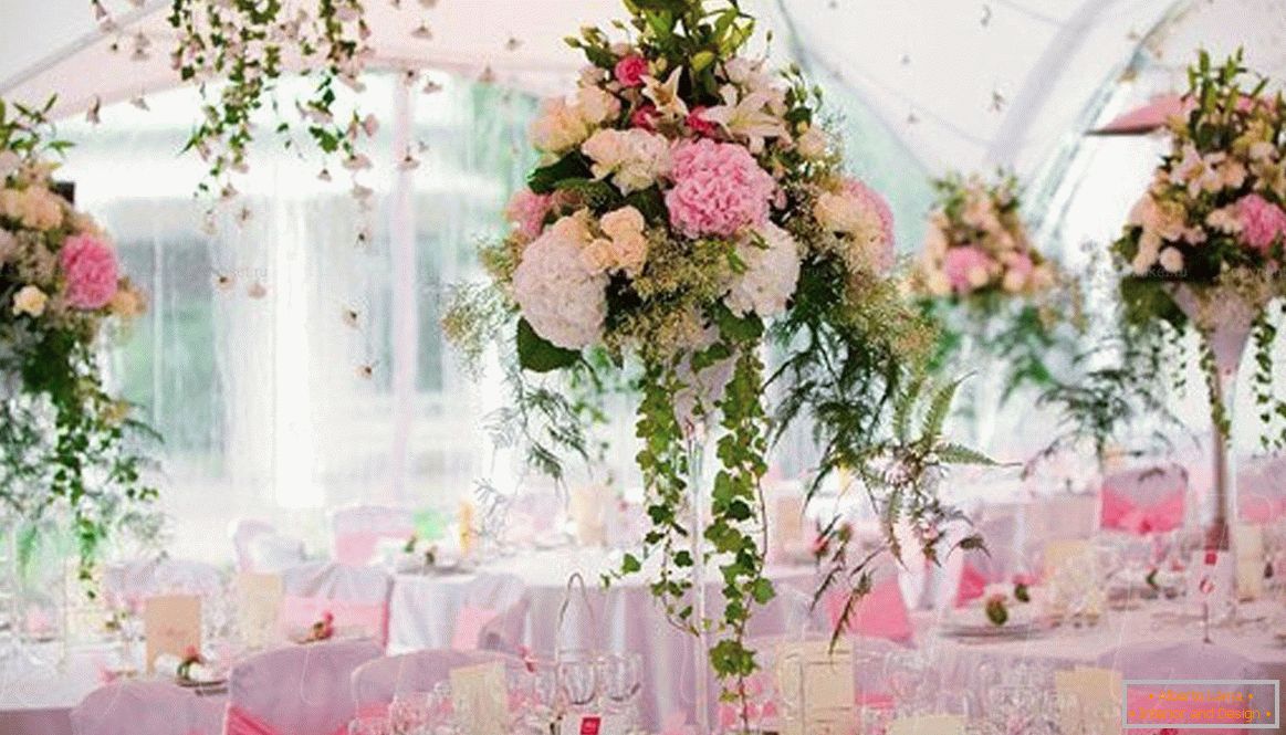 Decorazione della sala delle nozze con fiori freschi