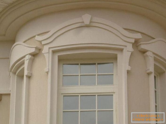 Le cornici delle finestre sono realizzate in stile Art Nouveau. 