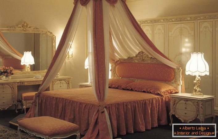 Baldacchino sopra il letto è considerato l'elemento più insolito dell'arredamento della camera da letto.