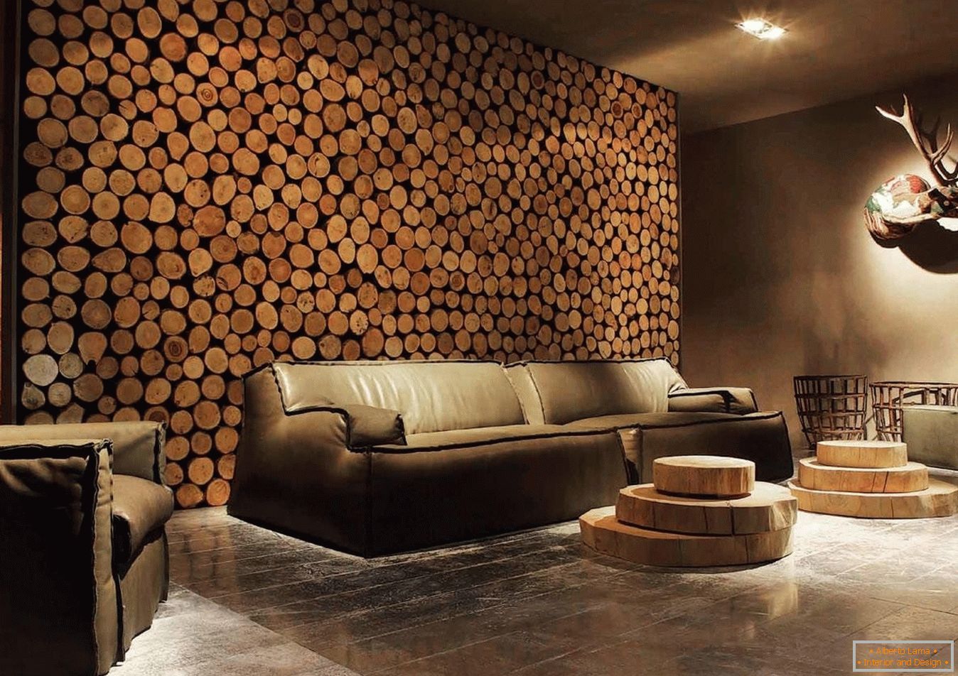 Spilas in legno di legno come decorazione delle pareti del soggiorno
