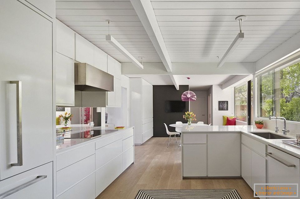 Decorazioni in cucina bianca con soffitto in legno