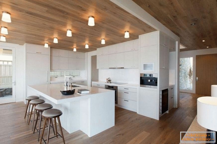 Ampia cucina con soffitto in legno