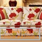 Fiori rossi su un divano bianco