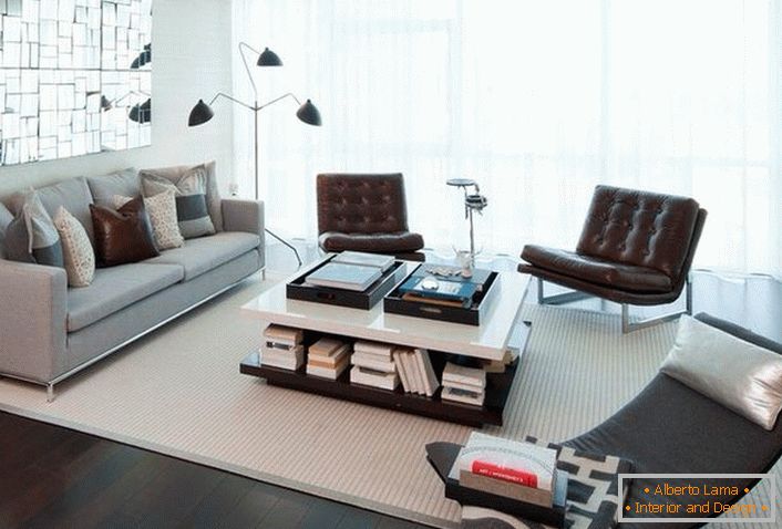 Il divano in stile high-tech ha sempre contorni geometrici chiari. Come arredamento, utilizziamo principalmente cuscini quadrati di dimensioni uniformi.