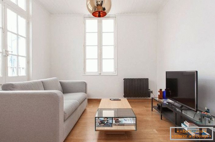 Un piccolo divano in stile high-tech è adatto anche per la decorazione di interni in stile minimalista o art deco.