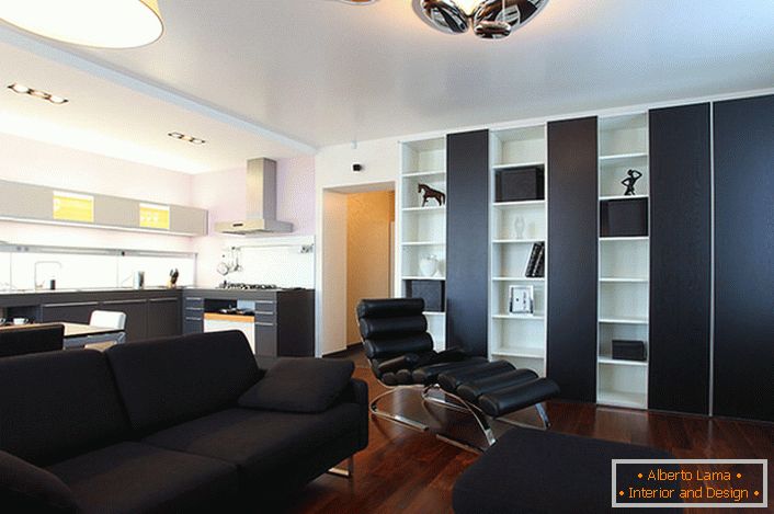 Il divano nero, composto da cuscini e un piccolo pouf, sono realizzati su ordinazione per la decorazione d'interni in stile high-tech.