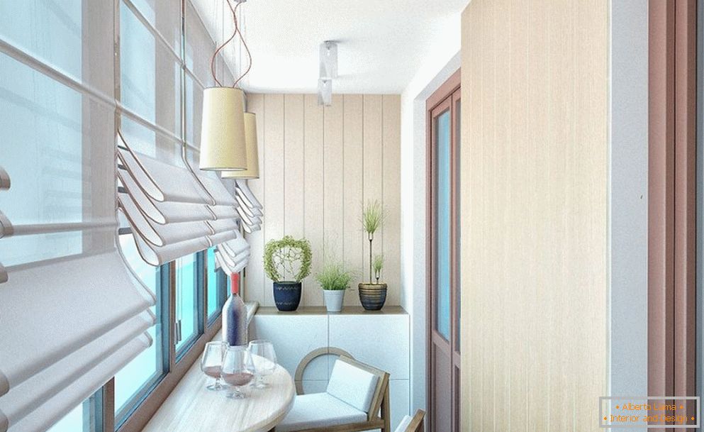 Bel design del balcone in una casa a pannelli