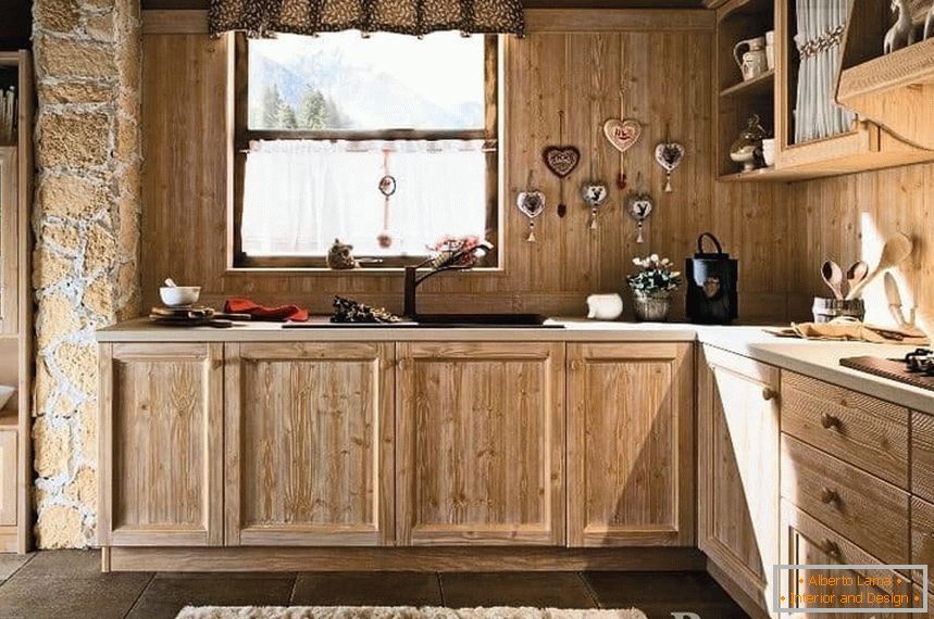 Cucina in stile ecologico con un grembiule di legno