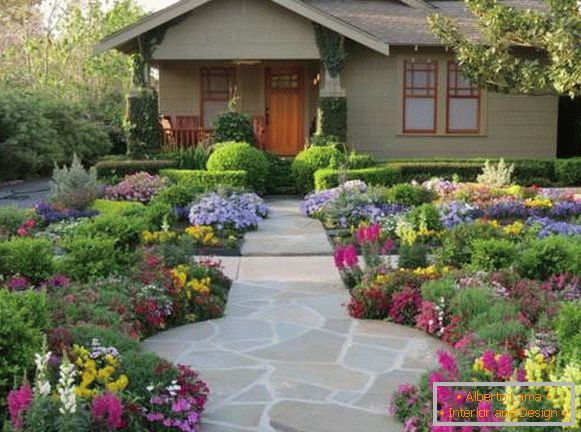 Design del cortile di una casa privata - una foto di cortili moderni con fiori