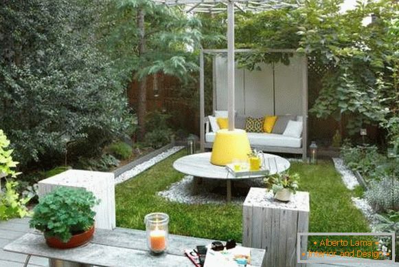 Design moderno di un piccolo cortile di una casa privata