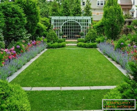 Progetto di progettazione del cortile di una casa privata nel villaggio - fiori nel giardino