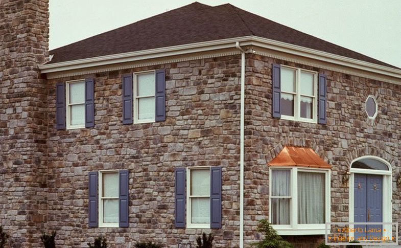Casa con una facciata di piastrelle