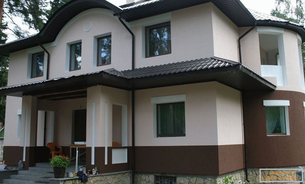 Casa con una facciata di intonaco decorativo