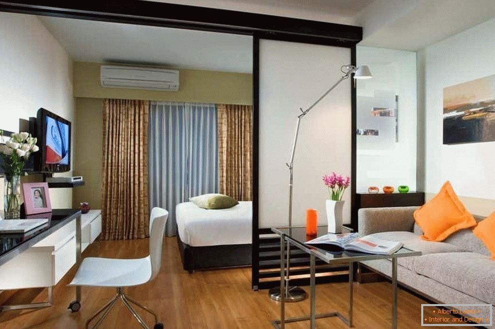 Camera da letto e soggiorno in una stanza separati da una partizione semitrasparente