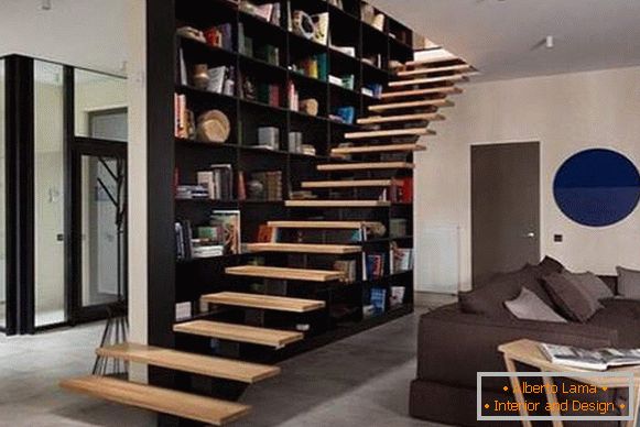 Design moderno soggiorno con una scala in una casa privata