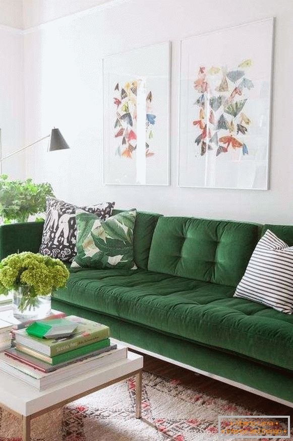Divano di velluto verde all'interno del soggiorno - foto