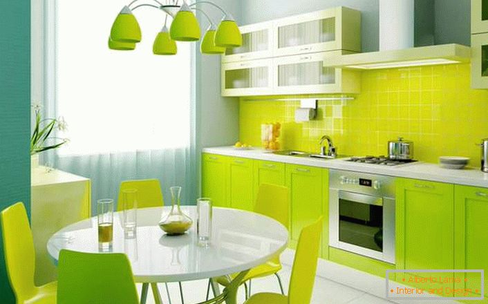 Una fresca tonalità di verde è una scelta eccellente per decorare una piccola cucina.