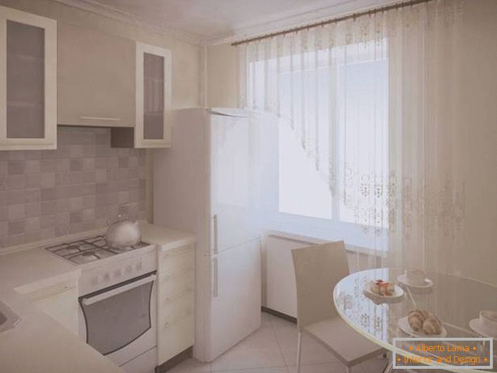 Un piccolo spazio cucina può essere ampliato visivamente, utilizzando esclusivamente bianco per la decorazione. 