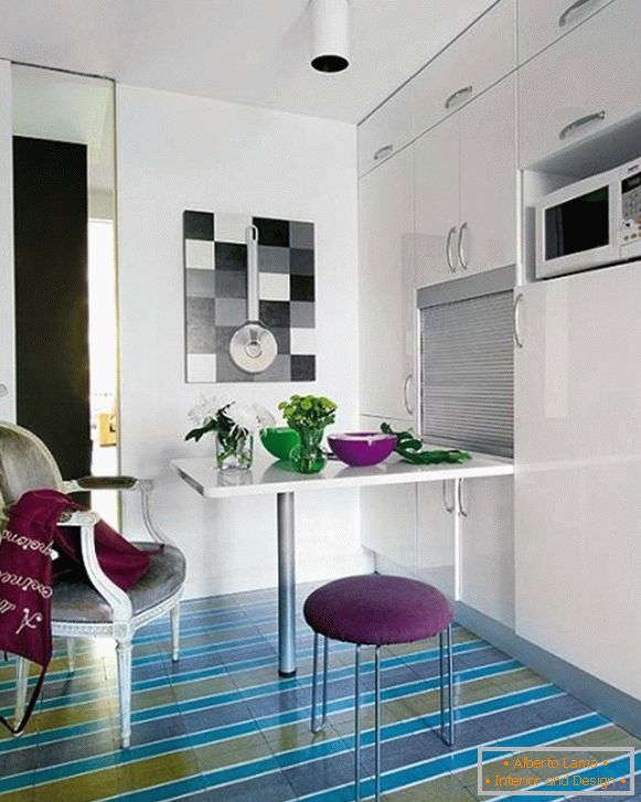 Design semplice di una piccola cucina in un appartamento moderno